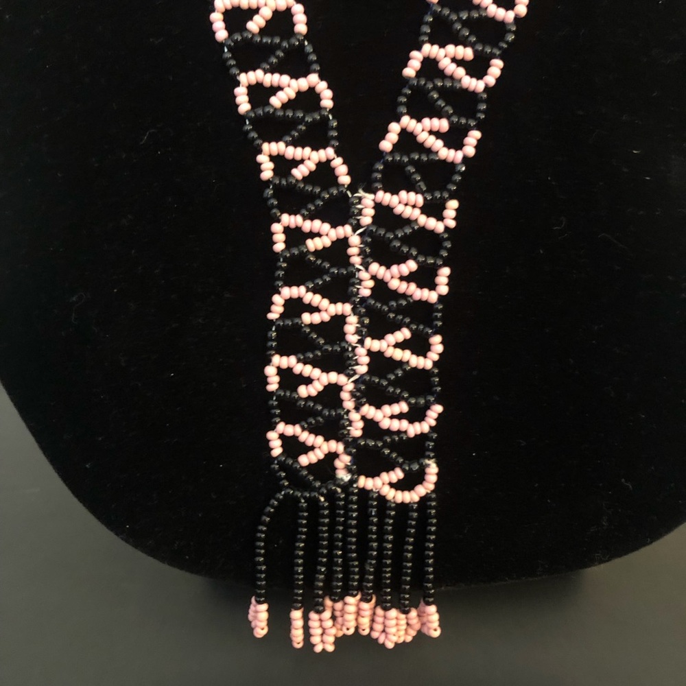 🌸VTG Native American Black and Pink Glass Seed Necklace with Fringe - Picture 3 of 3